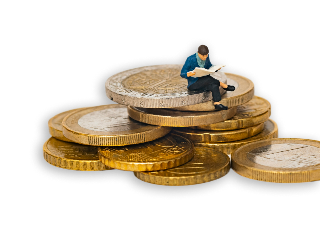 金貨の上で本を読む人物